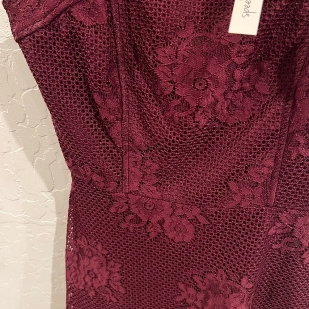 Red lace dress - Picture 4 of 4